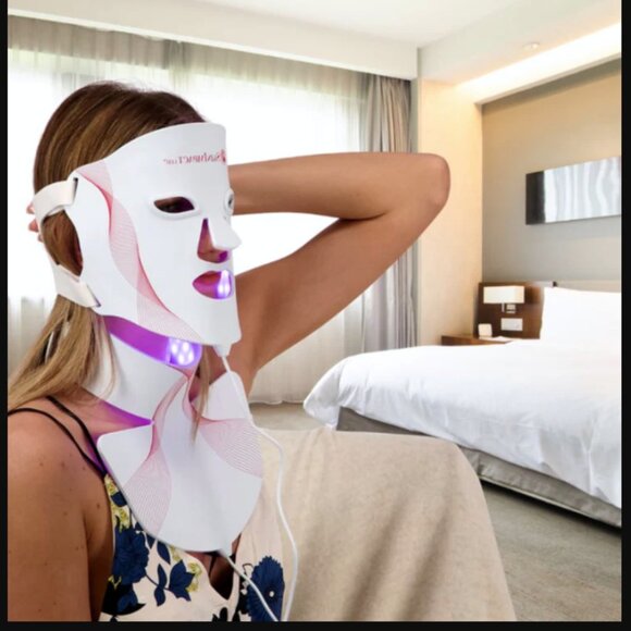 NIP Advanced Red Light LED Face, Neck  & décolleté Mask - Picture 4 of 10